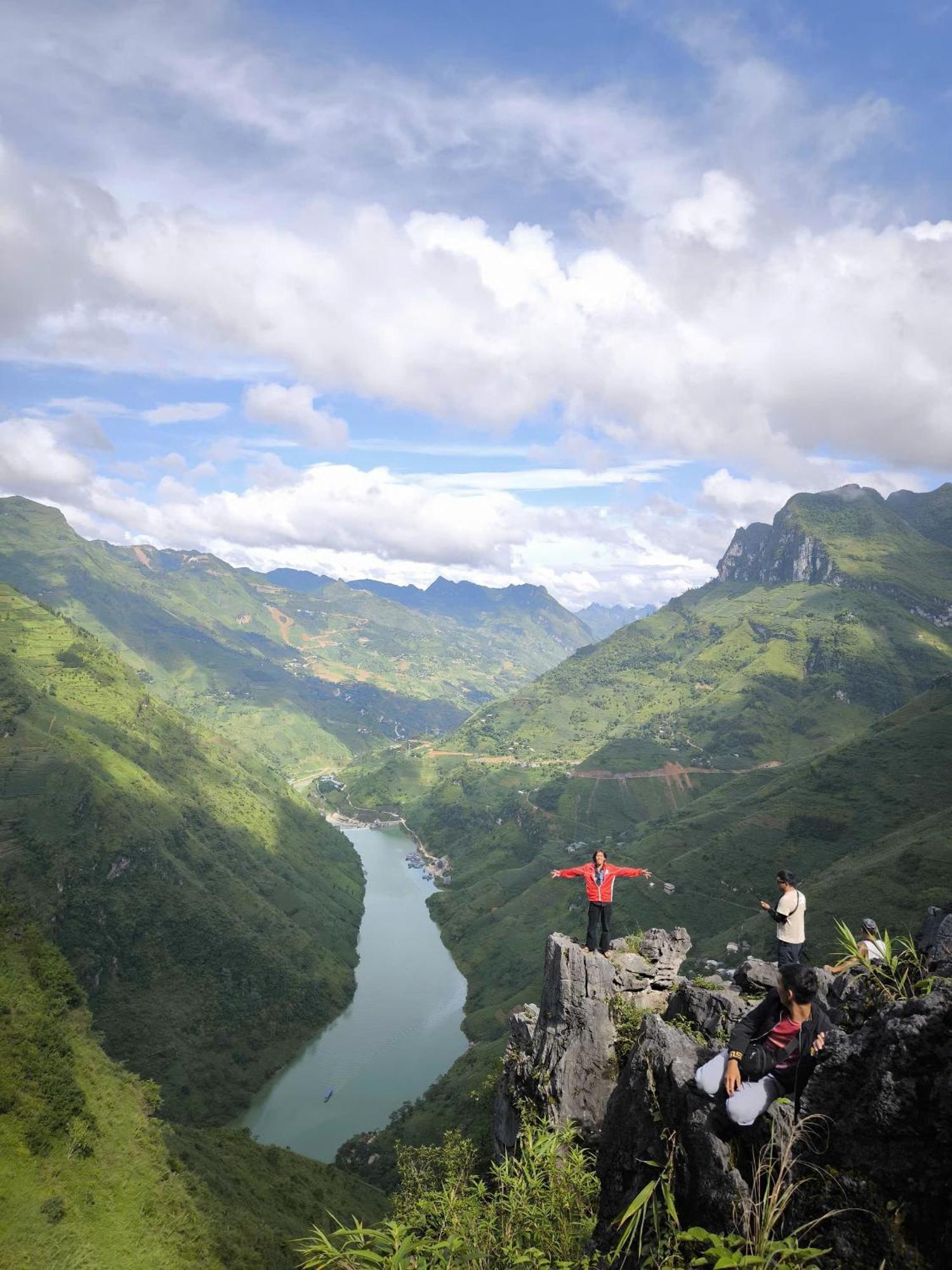 Ha Giang Lotus Hostel Motorbikes Tours Exterior photo